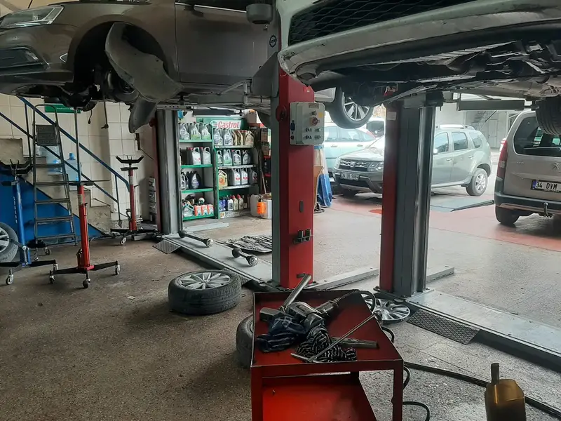 Pratik Şanzıman atölyesinde liftte araç ve çalışma alanı