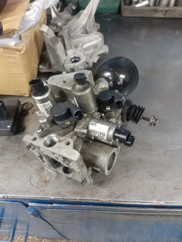 Fiat Dualogic hidrolik vites robotu (Magneti Marelli) yakın plan