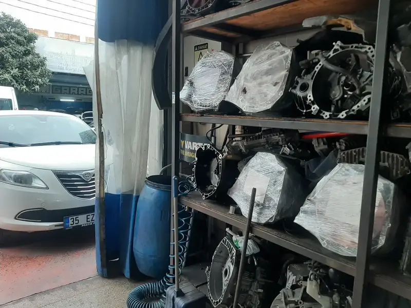 Paketlenmiş şanzımanlar sevkiyat rafında