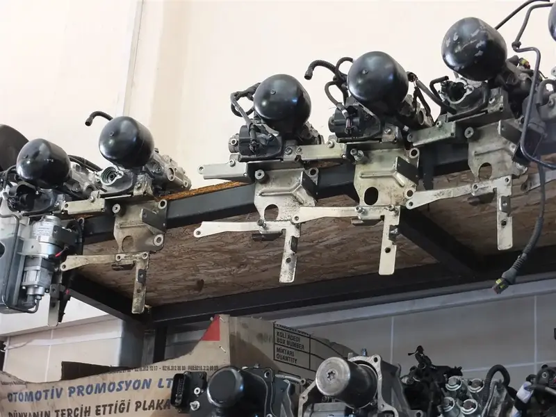 Rafta hazır bekleyen şanzıman robotları